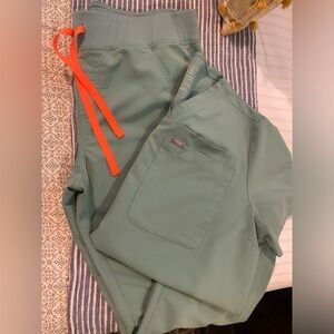 FIGS ❤️ *SIZE MEDIUM/LARGE*